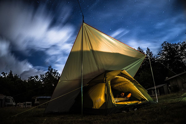 How to reduce tent condensation?
First, make sure to ventilate your tent. That means opening the doors or windows whenever possible, and using a fan if you have one. You want to circulate the air and keep the inside of your tent as dry as possible.