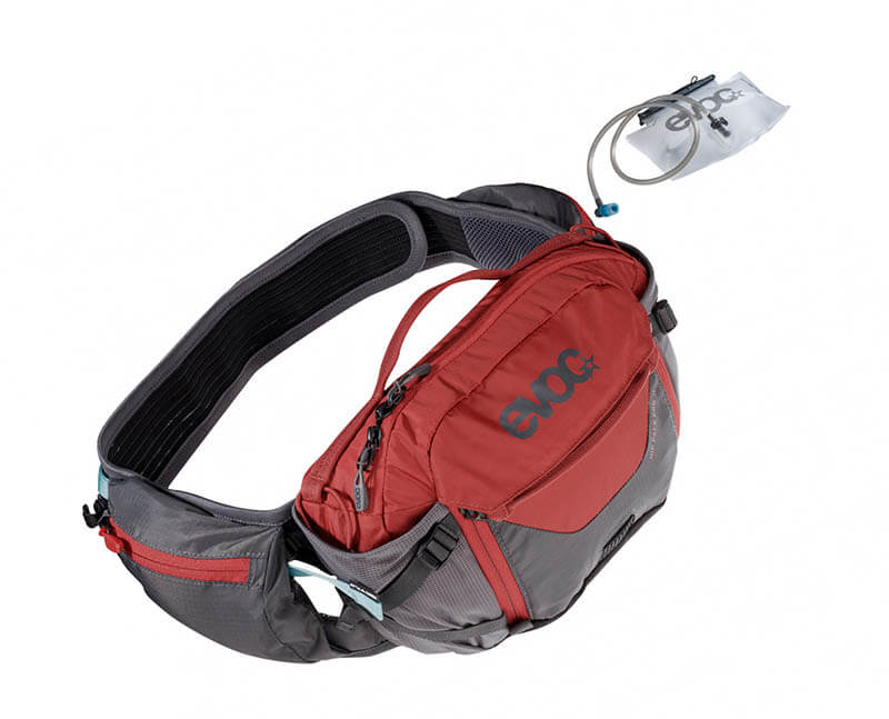 The EVOC Ventiflap system is the perfect way to keep your kidneys ventilated and comfortable on any journey. With a simple pull of the string, you can easily adjust the tightness of the waist belt, 