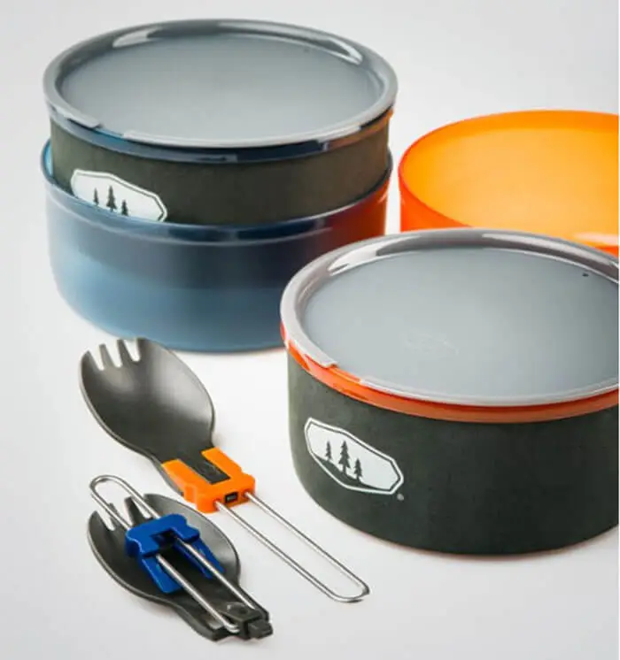 The GSI Outdoors Pinnacle Dualist HS cookware set is an ultra-light set that includes a pot with a lid/strainer, two mugs with lids, thermal packs, and more.