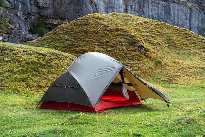 MSR Hubba Hubba NX 2 Person Tent is a great option. It is a redesigned best-selling model of the MSR brand for 2 people with a self-supporting structure. 